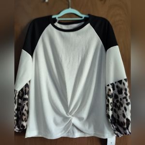 CINNIE Ladies  Pullover Shirt  Size Medium (NWT) Long Sleeves Smoke Free Home